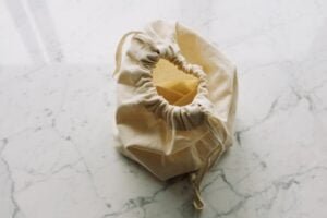 Lee más sobre el artículo ¿Es la manta la mejor tela ecológica para un empaque cubre polvo?